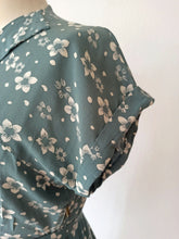 Charger l'image dans la galerie, 1940s - Glorious Teal Blue Floral Rayon Dress - W29 (74cm)