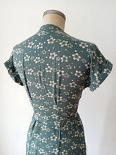 Charger l'image dans la galerie, 1940s - Glorious Teal Blue Floral Rayon Dress - W29 (74cm)