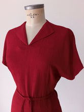 Cargar imagen en el visor de la galería, 1940s - GERMANY - Exquisite Burgundy Red Textured Crepe Dress - W31.5 (80cm)