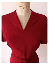 Cargar imagen en el visor de la galería, 1940s - GERMANY - Exquisite Burgundy Red Textured Crepe Dress - W31.5 (80cm)