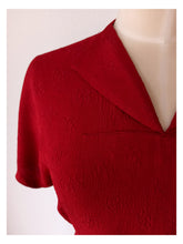 Cargar imagen en el visor de la galería, 1940s - GERMANY - Exquisite Burgundy Red Textured Crepe Dress - W31.5 (80cm)