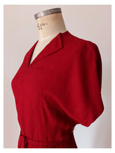 Cargar imagen en el visor de la galería, 1940s - GERMANY - Exquisite Burgundy Red Textured Crepe Dress - W31.5 (80cm)