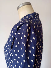 Charger l'image dans la galerie, 1940s 1950s - Gorgeous Blue Dotted Rayon Dress - W31.5 (80cm)