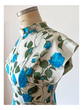 Load image into Gallery viewer, 1950s - Stunning Blue Roseprint Dress - W31 (78cm)
