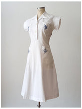Laden Sie das Bild in den Galerie-Viewer, 1940s - BRAGARD, France - Gorgeous Embroidered White Cotton Dress - W30.5 (78cm)