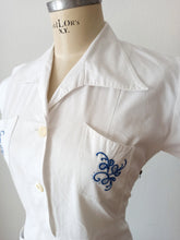 Laden Sie das Bild in den Galerie-Viewer, 1940s - BRAGARD, France - Gorgeous Embroidered White Cotton Dress - W30.5 (78cm)