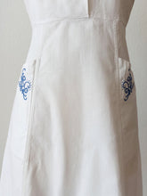 Laden Sie das Bild in den Galerie-Viewer, 1940s - BRAGARD, France - Gorgeous Embroidered White Cotton Dress - W30.5 (78cm)