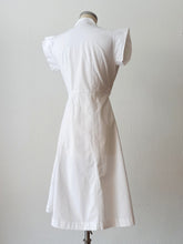 Laden Sie das Bild in den Galerie-Viewer, 1940s - BRAGARD, France - Gorgeous Embroidered White Cotton Dress - W30.5 (78cm)