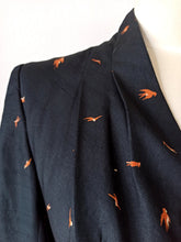 Charger l'image dans la galerie, 1940s 1950s - Exquisite New Look Swallows Silk Jacket - W28.5 (72cm)