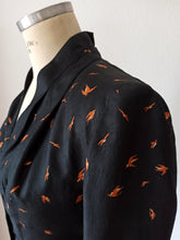 Charger l'image dans la galerie, 1940s 1950s - Exquisite New Look Swallows Silk Jacket - W28.5 (72cm)
