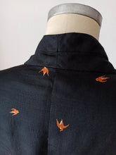 Charger l'image dans la galerie, 1940s 1950s - Exquisite New Look Swallows Silk Jacket - W28.5 (72cm)