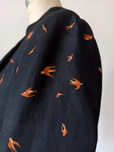 Charger l'image dans la galerie, 1940s 1950s - Exquisite New Look Swallows Silk Jacket - W28.5 (72cm)