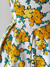 Load image into Gallery viewer, 1950s - FRANCE - Adorable Yellow Roseprint Cotton Dress - W27 (68cm)
