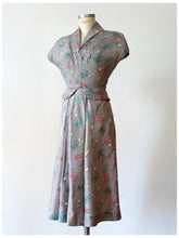 Load image into Gallery viewer, 1930s - MODELL, Germany - Outstanding Trapunto Birds Silk Dress - W26 (66cm)