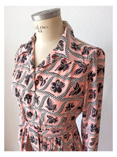 Cargar imagen en el visor de la galería, 1940s - Superb Pink & Black Rayon Dress - W33 (84cm)