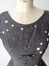 Cargar imagen en el visor de la galería, 1940s 1950s - PLUTZER PRIZE WINNER, USA - Exquisite Dress - W31 (78cm)