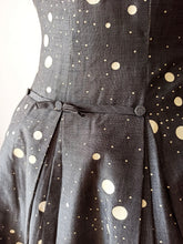 Cargar imagen en el visor de la galería, 1940s 1950s - PLUTZER PRIZE WINNER, USA - Exquisite Dress - W31 (78cm)