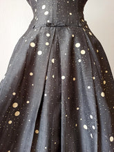 Cargar imagen en el visor de la galería, 1940s 1950s - PLUTZER PRIZE WINNER, USA - Exquisite Dress - W31 (78cm)