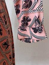 Cargar imagen en el visor de la galería, 1940s - Superb Pink & Black Rayon Dress - W33 (84cm)