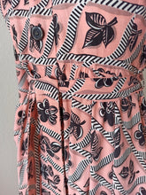 Cargar imagen en el visor de la galería, 1940s - Superb Pink & Black Rayon Dress - W33 (84cm)