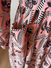 Cargar imagen en el visor de la galería, 1940s - Superb Pink & Black Rayon Dress - W33 (84cm)