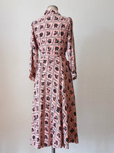 Cargar imagen en el visor de la galería, 1940s - Superb Pink & Black Rayon Dress - W33 (84cm)