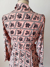 Cargar imagen en el visor de la galería, 1940s - Superb Pink & Black Rayon Dress - W33 (84cm)