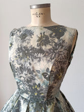 Laden Sie das Bild in den Galerie-Viewer, 1950s 1960s - Gorgeous Floral Dress - W29 (74cm)