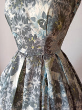 Laden Sie das Bild in den Galerie-Viewer, 1950s 1960s - Gorgeous Floral Dress - W29 (74cm)