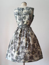 Laden Sie das Bild in den Galerie-Viewer, 1950s 1960s - Gorgeous Floral Dress - W29 (74cm)