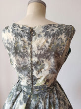 Laden Sie das Bild in den Galerie-Viewer, 1950s 1960s - Gorgeous Floral Dress - W29 (74cm)