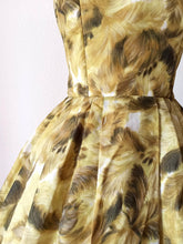 Laden Sie das Bild in den Galerie-Viewer, 1950s 1960s - Stunning Abstract Floral Dress - W28.5 (72cm)