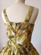 Laden Sie das Bild in den Galerie-Viewer, 1950s 1960s - Stunning Abstract Floral Dress - W28.5 (72cm)