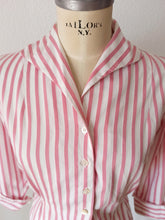 Laden Sie das Bild in den Galerie-Viewer, 1950s - Exquisite Pink Candy Stripes Cotton Blouse - Sz 44