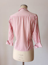 Laden Sie das Bild in den Galerie-Viewer, 1950s - Exquisite Pink Candy Stripes Cotton Blouse - Sz 44