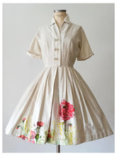Laden Sie das Bild in den Galerie-Viewer, 1950s - McARTHUR, USA - Exquisite Handpainted Dress - W27.5 (70cm)
