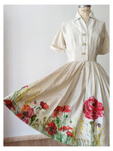 Laden Sie das Bild in den Galerie-Viewer, 1950s - McARTHUR, USA - Exquisite Handpainted Dress - W27.5 (70cm)