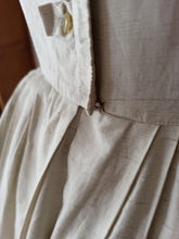 Laden Sie das Bild in den Galerie-Viewer, 1950s - McARTHUR, USA - Exquisite Handpainted Dress - W27.5 (70cm)