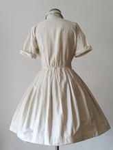 Laden Sie das Bild in den Galerie-Viewer, 1950s - McARTHUR, USA - Exquisite Handpainted Dress - W27.5 (70cm)