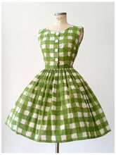 Laden Sie das Bild in den Galerie-Viewer, 1950s 1960s - Adorable Green Checked Cotton Dress - W27 (68cm)