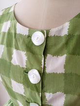 Laden Sie das Bild in den Galerie-Viewer, 1950s 1960s - Adorable Green Checked Cotton Dress - W27 (68cm)