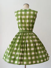 Laden Sie das Bild in den Galerie-Viewer, 1950s 1960s - Adorable Green Checked Cotton Dress - W27 (68cm)