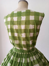Laden Sie das Bild in den Galerie-Viewer, 1950s 1960s - Adorable Green Checked Cotton Dress - W27 (68cm)