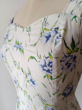 Laden Sie das Bild in den Galerie-Viewer, 1950s - Gorgeous Floral Cotton Bolero Dress - W27.5 (70cm)