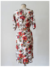 Laden Sie das Bild in den Galerie-Viewer, 1950s - ETOILE, Paris - Stunning Floral Rayon Dress - W33 (84cm)