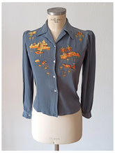 Cargar imagen en el visor de la galería, 1940s - Gorgeous Slate Blue Embroidered Blouse - Sz S