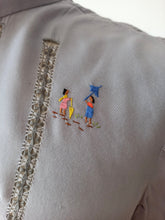 Cargar imagen en el visor de la galería, 1950s - Adorable Embroidered Rayon Blouse - Sz M/L