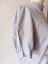 Cargar imagen en el visor de la galería, 1950s - Adorable Embroidered Rayon Blouse - Sz M/L