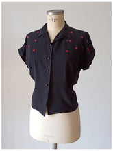 Charger l'image dans la galerie, 1950s - Cute Ladybugs Embroidered Rayon Blouse - W34.5 (88cm)