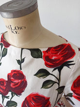 Laden Sie das Bild in den Galerie-Viewer, 1950s - Spectacular Roseprint Cotton Dress - W28 (70cm)